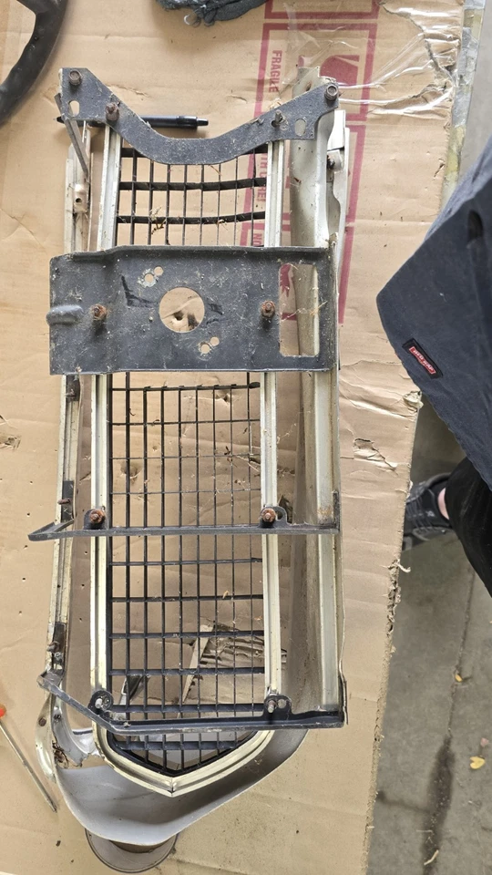 67 68 普利茅斯库达梭子鱼原装格栅 — 第 3/4 张图片