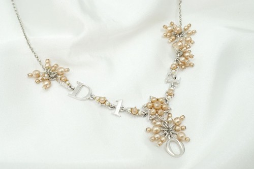 Christian Dior Halskette mit Kunstperlen Logo Charm Accessoire Silber 3090j