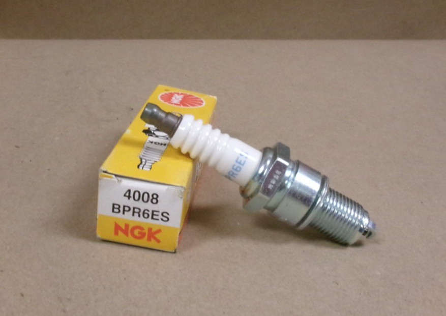 New NGK 4008 BPR6ES Spark Plug