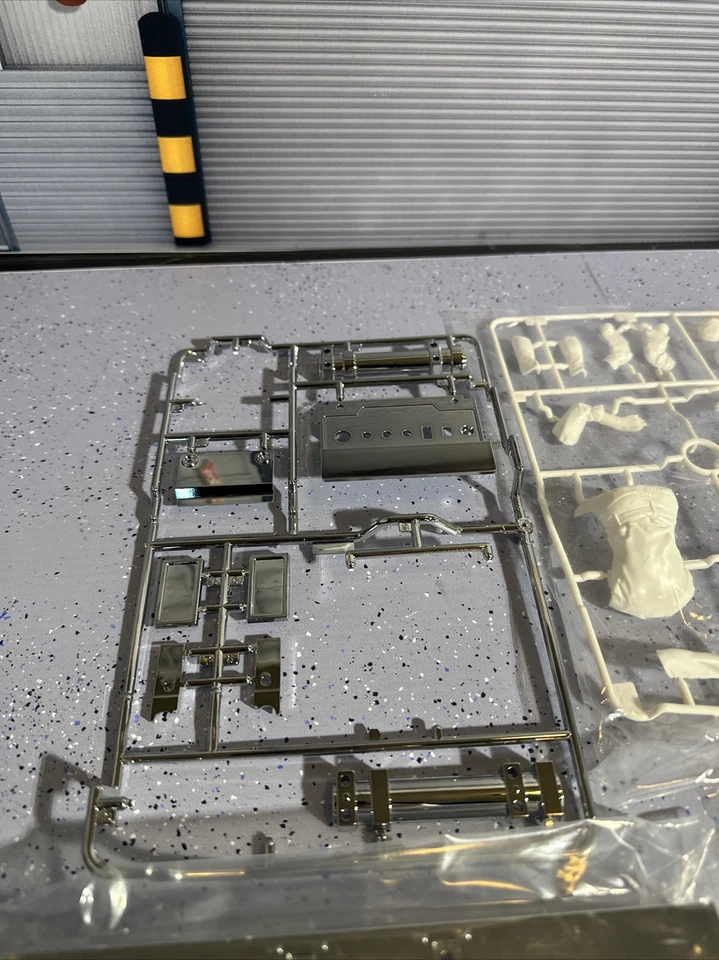 1/14 Tamiya Grand King Globe Knight hauler Spare Parts Lot - Image 3 of 4