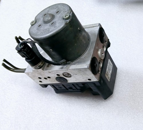 2002 - 2005 BMW 745i abs pump & module anti-lock brake unit 6761781/6855554 - Picture 3 of 10
