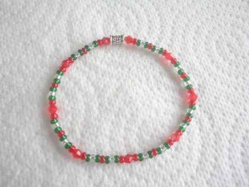 Handmade Pair of Red & Green Seed Bead Elasticated Bracelets. - Picture 3 of 5