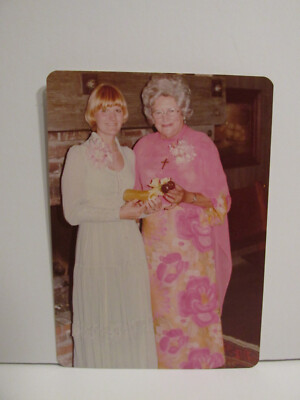 1970S VINTAGE FOUND PHOTOGRAPH COLOR ORIGINAL ART PHOTO BRIDE & GRANDMOTHER PIC