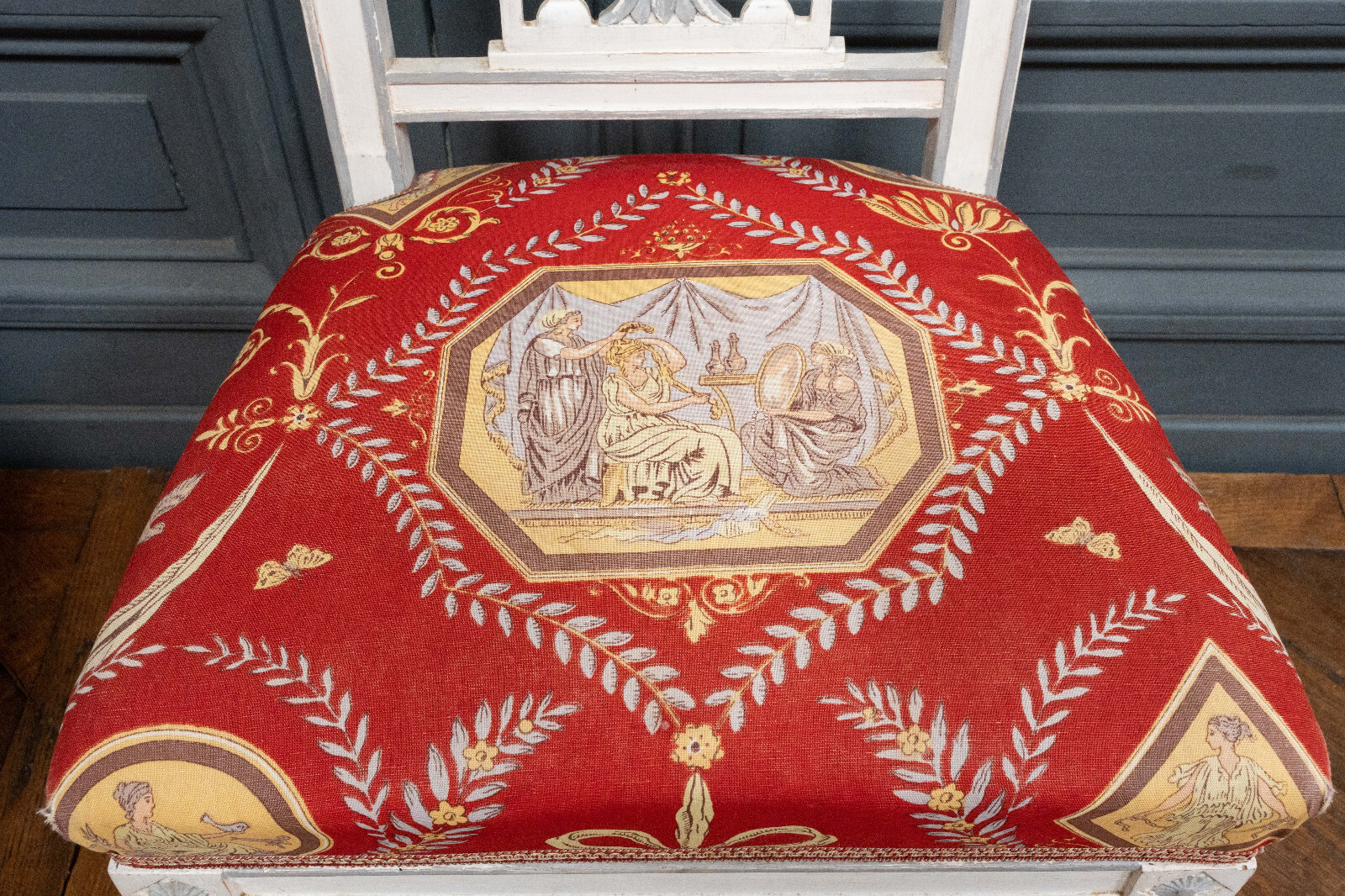 Paire de chaises Directoire début XIXe rechampis gris pieds Jacob L4061