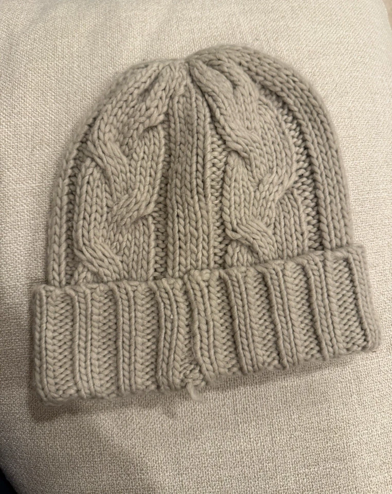 Gorro Michael Kors tejido con cable en beige Foto 4 de 4