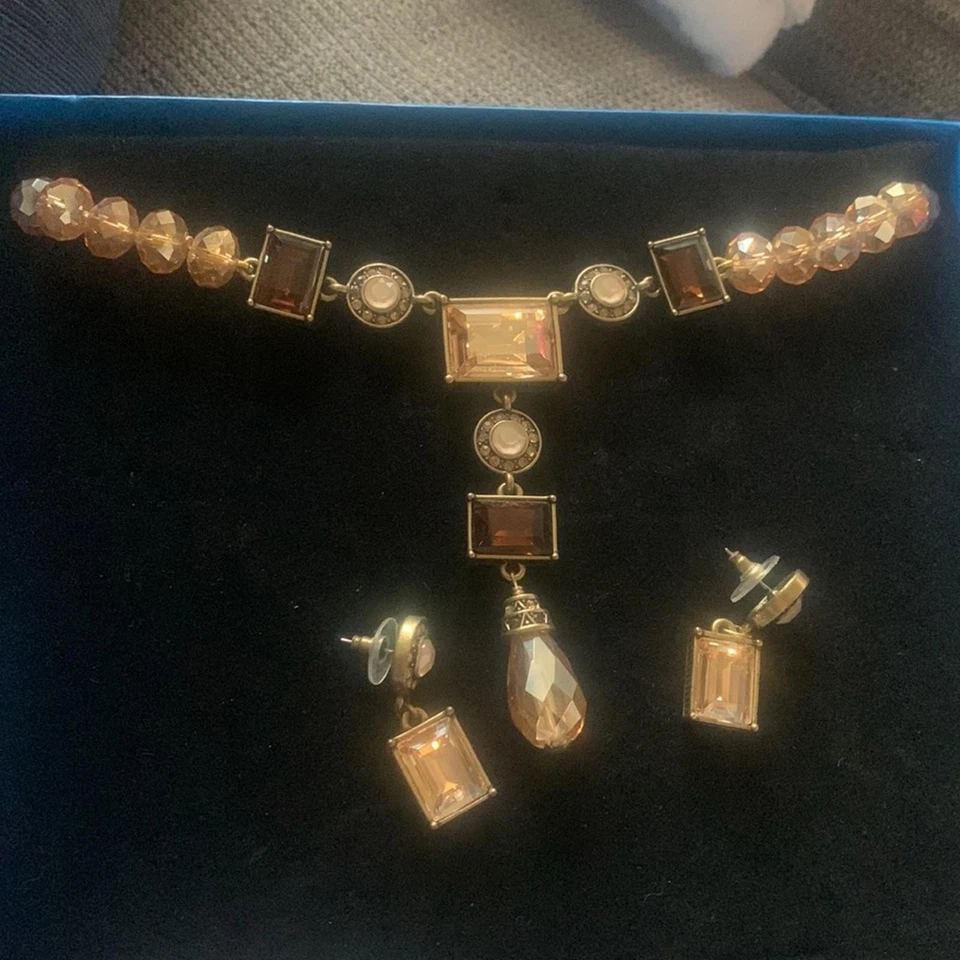 Juego de collar y pendientes de cristal corte esmeralda topacio Heidi Daus--*RARO en caja Foto 3 de 4