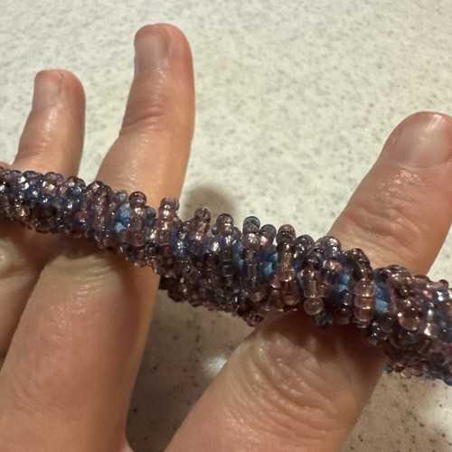 Perlen Twist Haargummi - lila Perlen mit blauem dehnbarem Haargummi innen - Bild 6 von 15