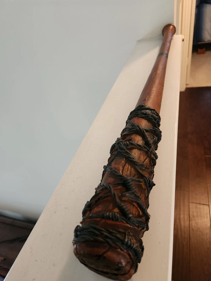 The Walking Dead ( Lucile ) 34 " Baseball Bat with barbed Wire Costume / Toy - Image 2 of 4
