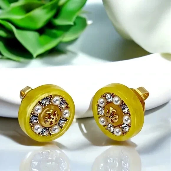 Pendientes de botón pequeños Tory Burch Roxanne en amarillo. Foto 2 de 4