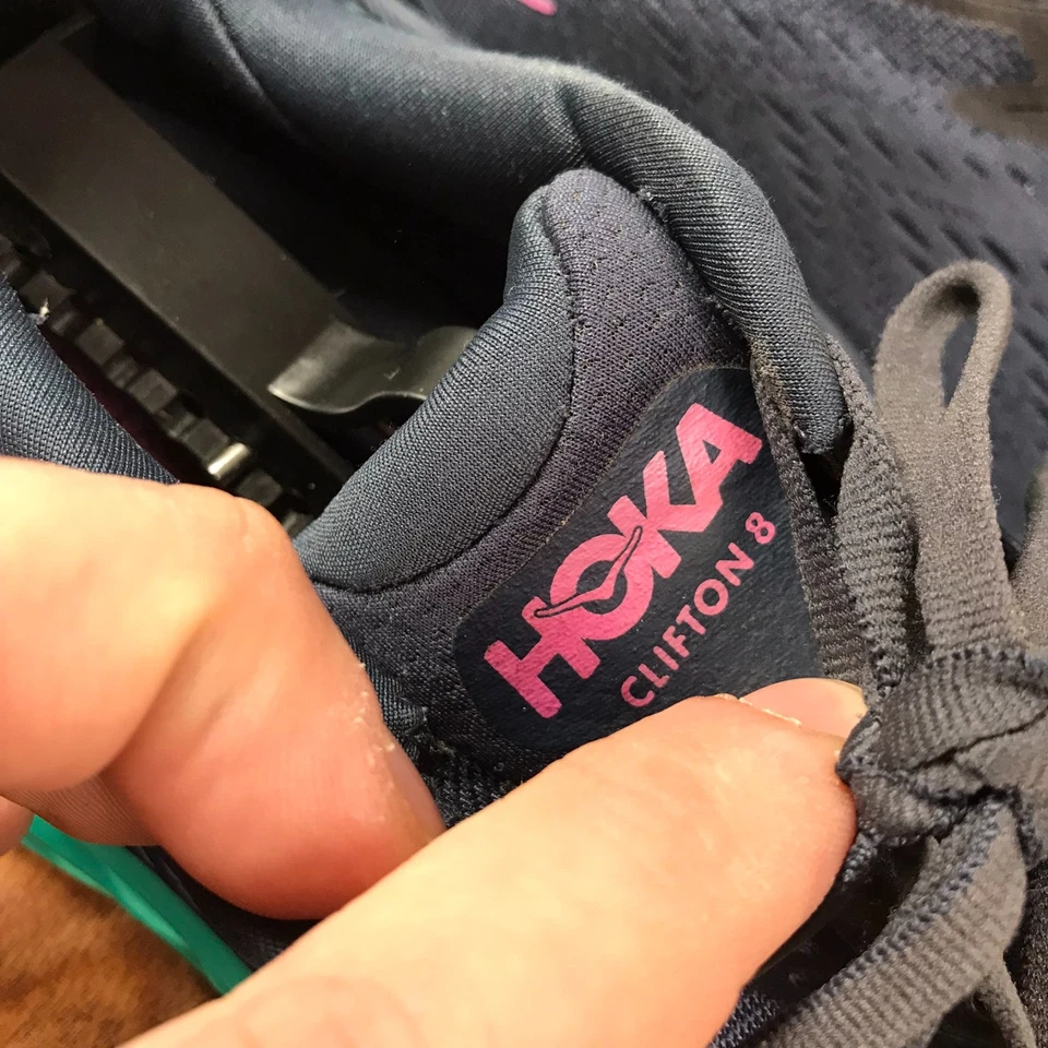 Hoka One One Clifton 8 女式 7.5D 宽海军蓝/紫色健身房跑步运动鞋 — 第 3/4 张图片