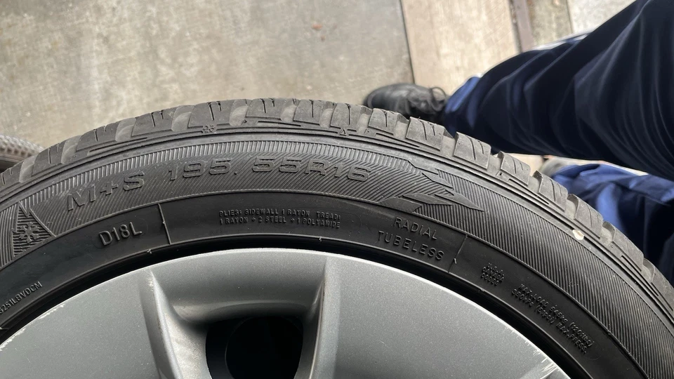 Original BMW 1er  Winterreifen 195/55R16 Goodyear Sensoren Winter - Bild 2 von 4