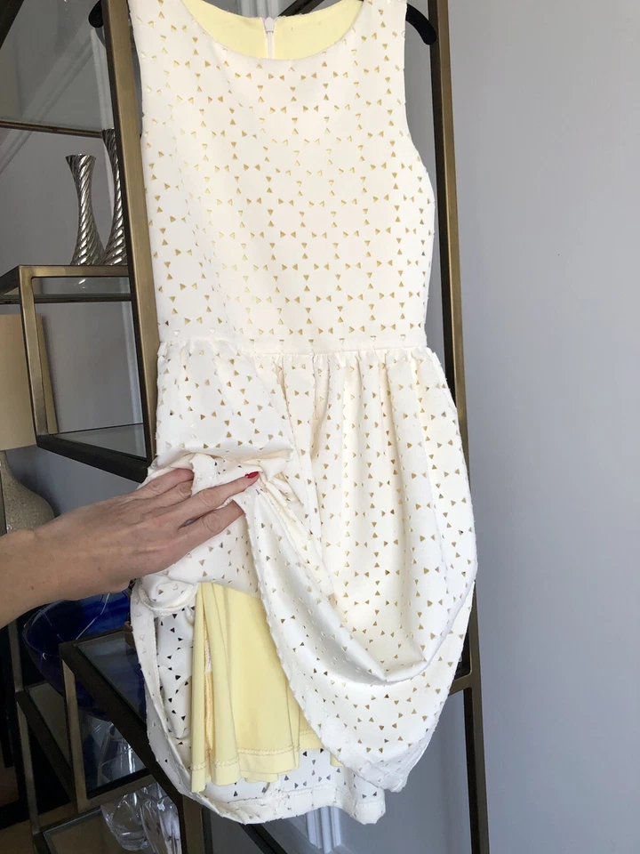 Vestido feminino AQUA recorte a laser branco pequeno (~8-10) - Imagem 3 de 4