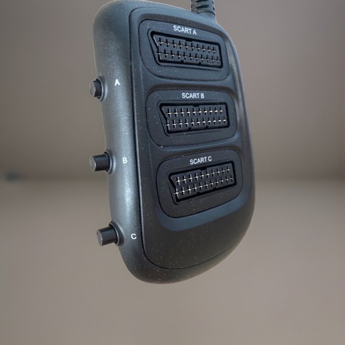 Schwaiger SCV8083 Scart Sdoppiatore 3 Scomparti Commutabile Switch 3in 1out NUOVO - Foto 4 di 4