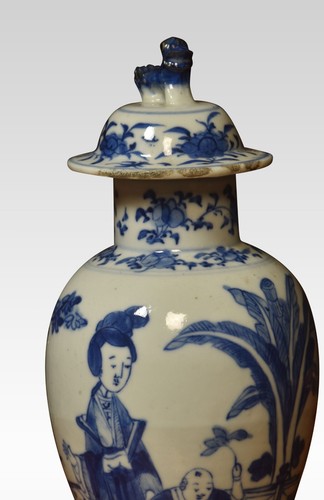 19th Century Chinese Blue and White Porcelain Vase | Painted Figures & Foliated - 第 5/6 張圖片