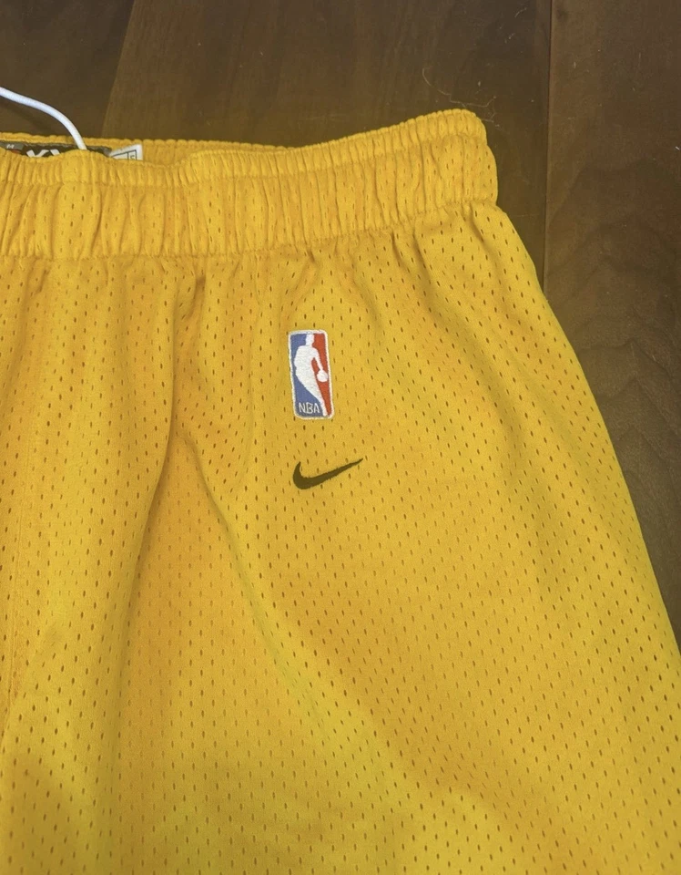 Pantalones cortos de baloncesto Nike Los Angeles Lakers Rewind 1949 Foto 2 de 4