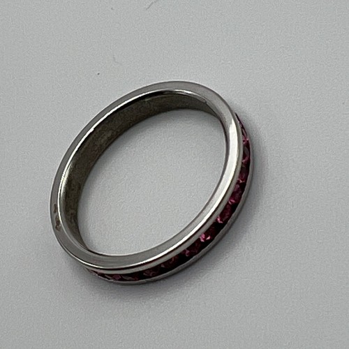Anillo banda para mujer tono plata cristales rosas talla 7 - Imagen 9 de 9