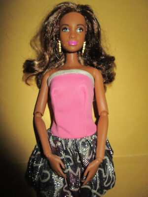 B-1448) STYLE GLAM VACATION RESORT BARBIE GRACE MATTEL 2015 OHRRINGE+KLEID LABEL
