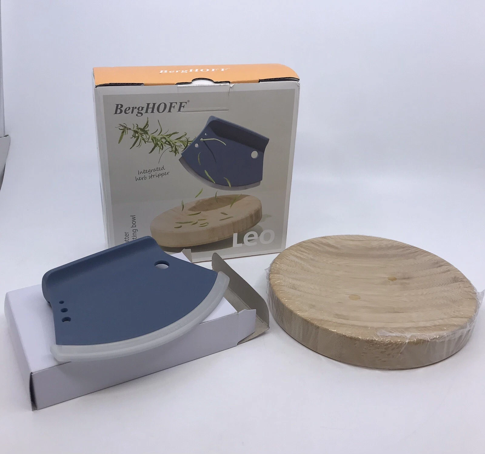 BergHOFF Stainless Steel Herb Cutter & Stripper, Wood Cutting Board New Open Box
Opens in a new wind