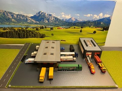 2 große Faller Hallen Logistikhalle+Schwertransport Halle+LKW`s+1xbeleuchtet