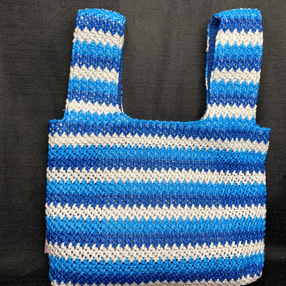 Bolsa satchel listrada com estampa Chevron - Future Collective com azul Alani Noelle