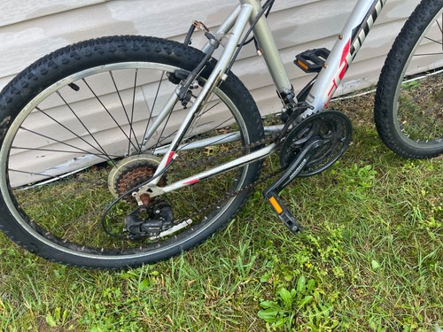 Schwinn Sidewinder 26” Mountain Bike | Front Suspension | 21-Speed | Silver/Red - Picture 6 of 9