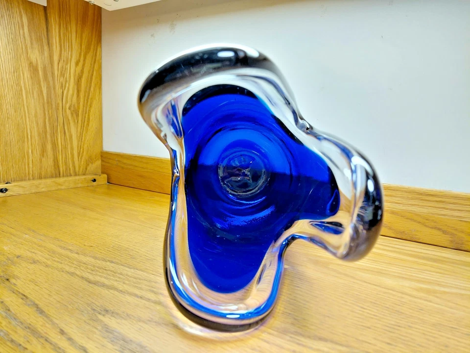 Jarrón de vidrio artístico soplado a mano azul cobalto estilo Murano - diseño escultórico vintage Foto 3 de 3