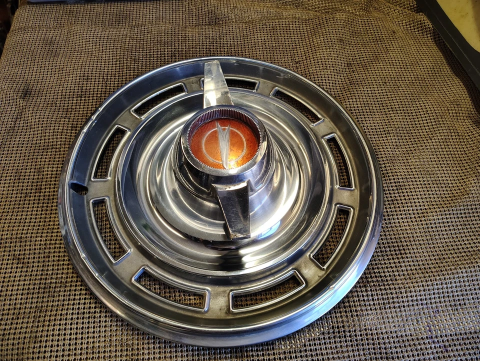 Buick Skylark Gran Sport GS 1966 camioneta deportiva OEM GM cubierta de rueda giratoria tapacubos Foto 2 de 4