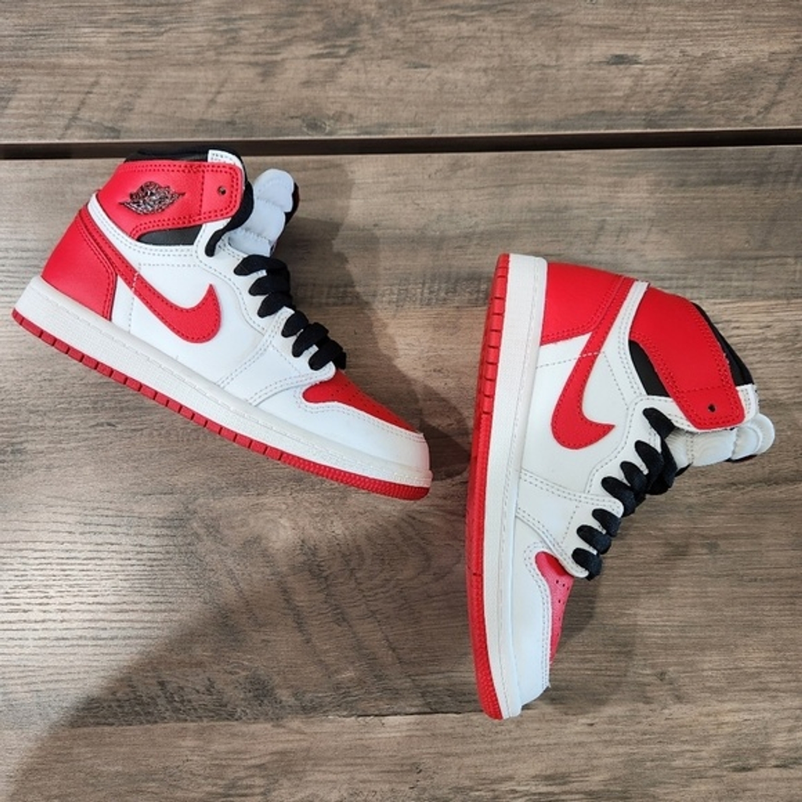 New with box! Red and white Jordan 1 Retro High OG (boys) Nike high top