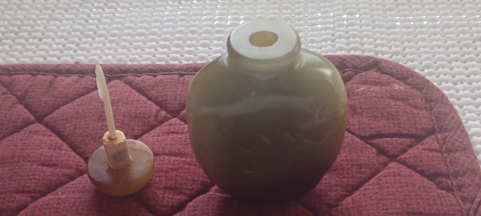 GARRAFA DE RAPÉ CHINESA ANTIGA ● JADE ESCULPIDA ou AGATE ● BOA TRANSLUCÊNCIA ● - Imagem 3 de 4