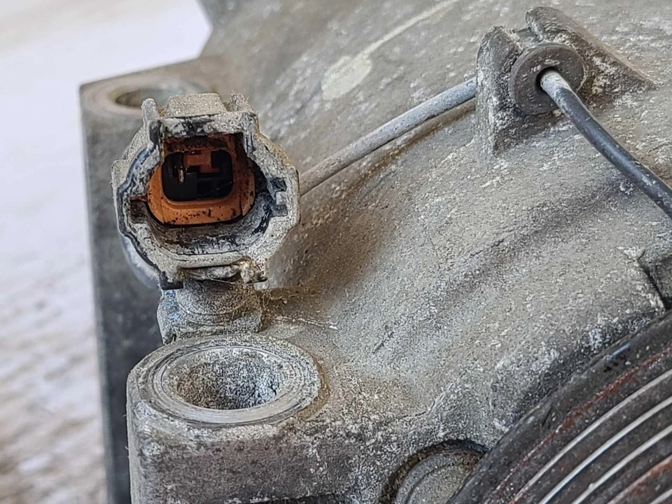 Conjunto de compresor de aire acondicionado Nissan Titan 2004-2007 OEM 926007S000 Foto 3 de 4