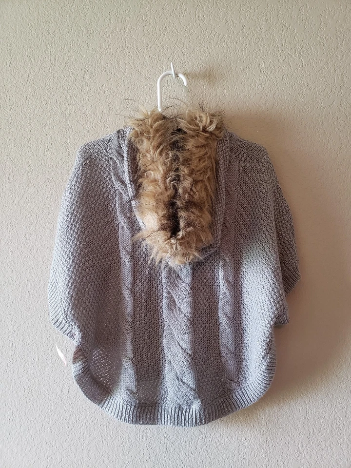 LITTLE LASS NIÑA PONCHO ENVOLVENTE CHAL SUÉTER CABLE TEJIDO IMITACIÓN PIEL CAPUCHA TALLA 24 MOS Foto 4 de 4