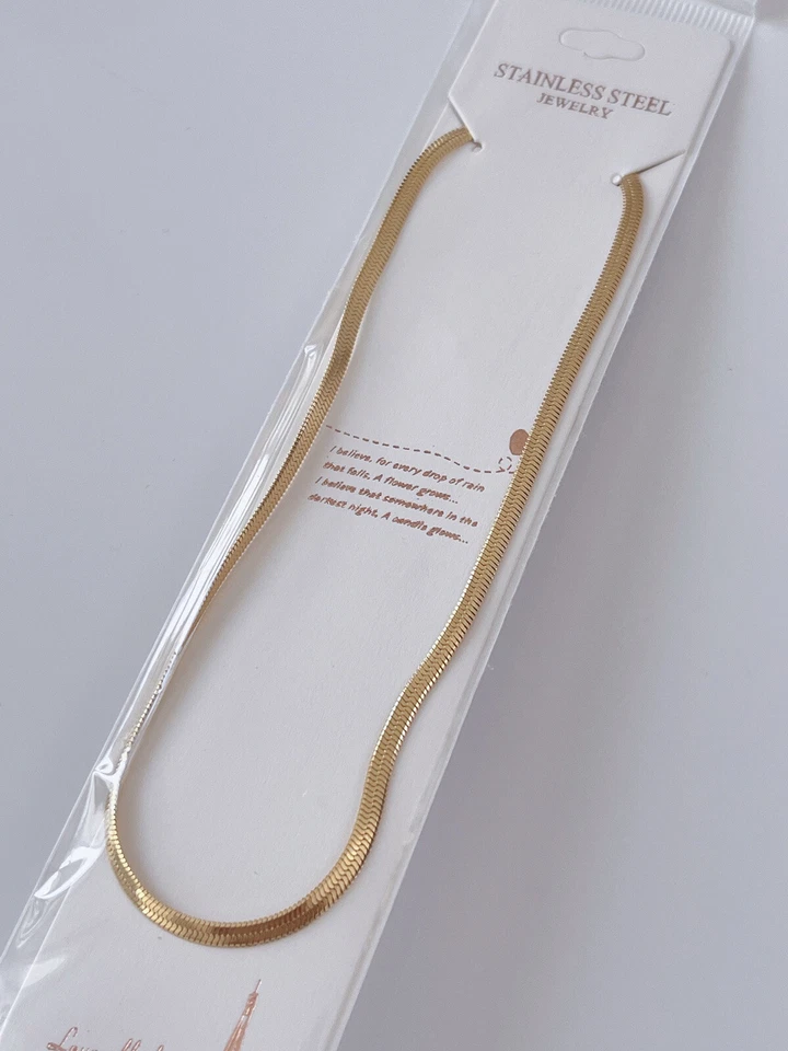 Collar corto de cadena plana enchapado en titanio color dorado para mujer perfecto para poner capas Foto 3 de 4