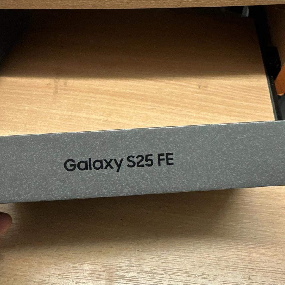 Samsung Galaxy S25 FE Jetblack 6.7" 256GB 5G Unlocked & SIM Free Smartphone - Image 3 of 3