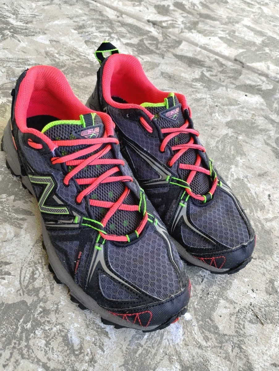 New Balance 610 V2 Women's Running Trail Shoes Sz M