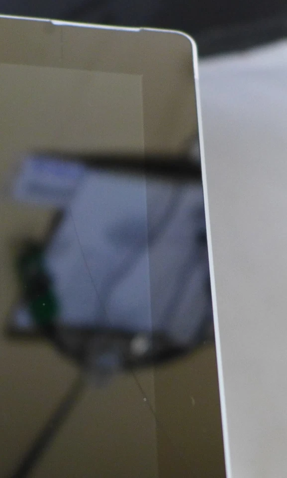 Microsoft Surface pro 3, 13", Silver, i5, 4GB, 128GB-Crack on screen, No OS - Image 2 of 4