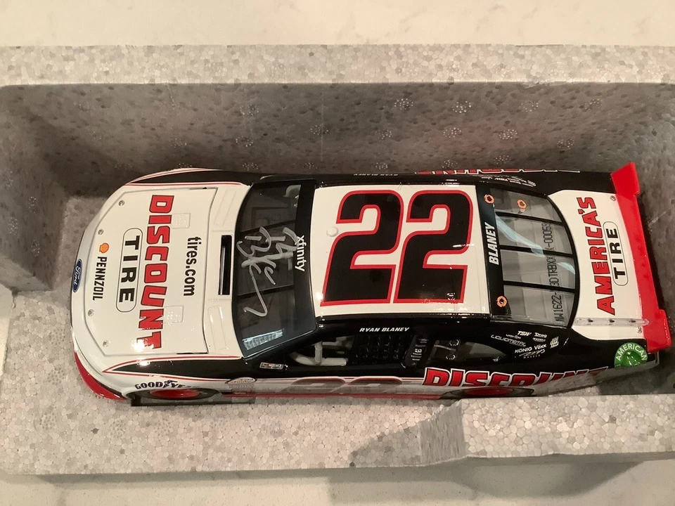 Ford Mustang 2016 autografiado por Ryan Blaney neumático de descuento fundido a presión y tarjeta Foto 3 de 4