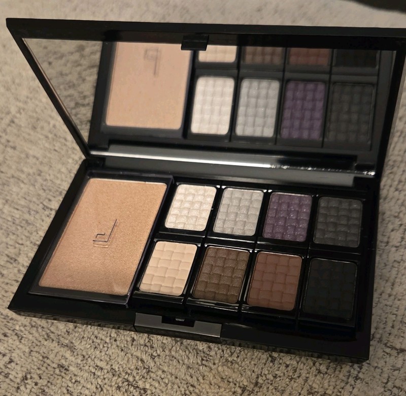 Doucce Freematic Smokey Eye Pressed Powder Shimmer Palette Beige-Taupe 9.6g