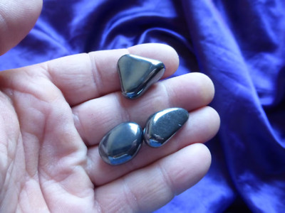 Hematite 3 rolled stones The largest made 2.3 cm 30 grams lot 1858