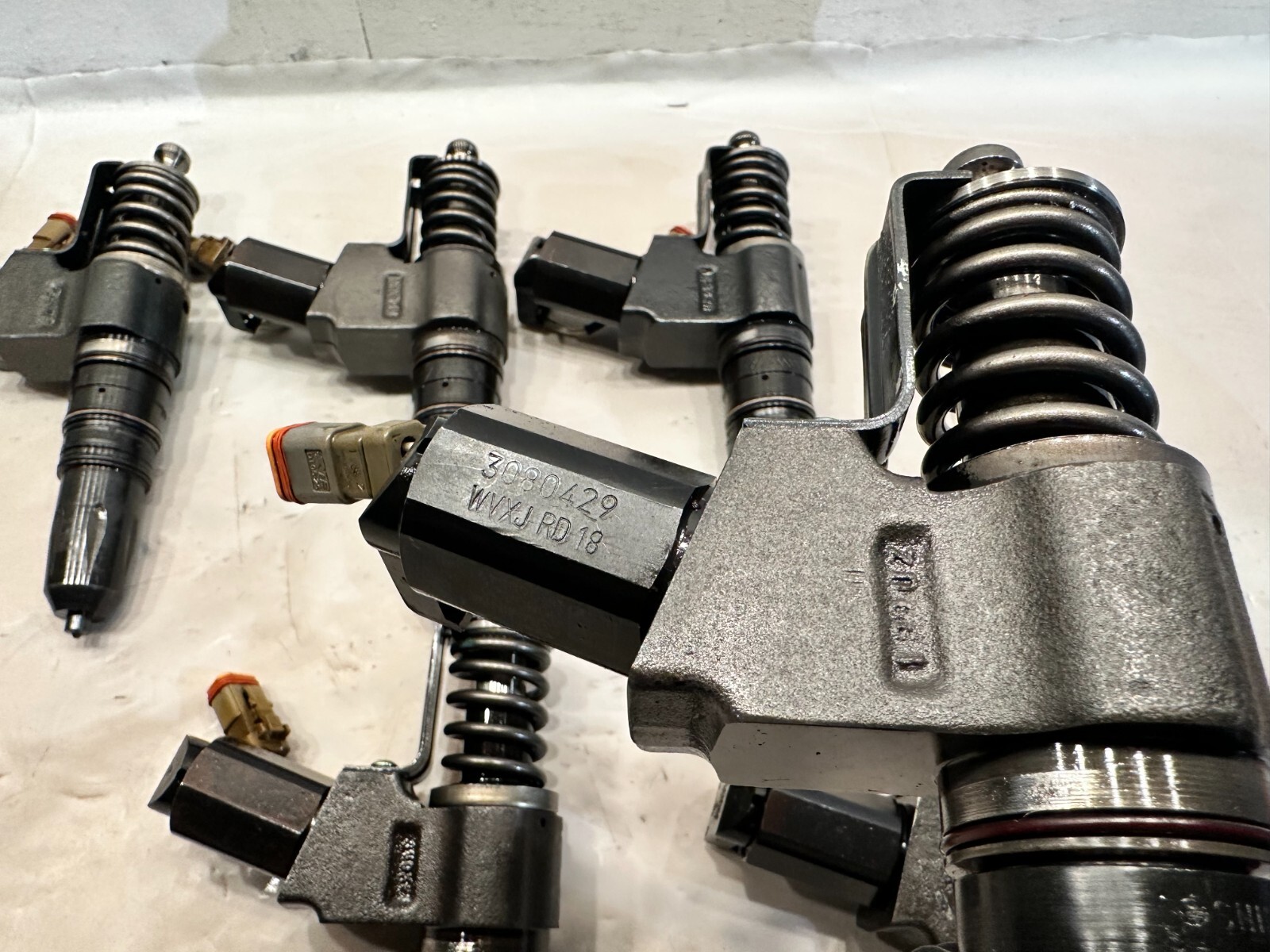 Low Mileage Set of 6 Fuel Injectors 2001 Cummins N14 Diesel Engine