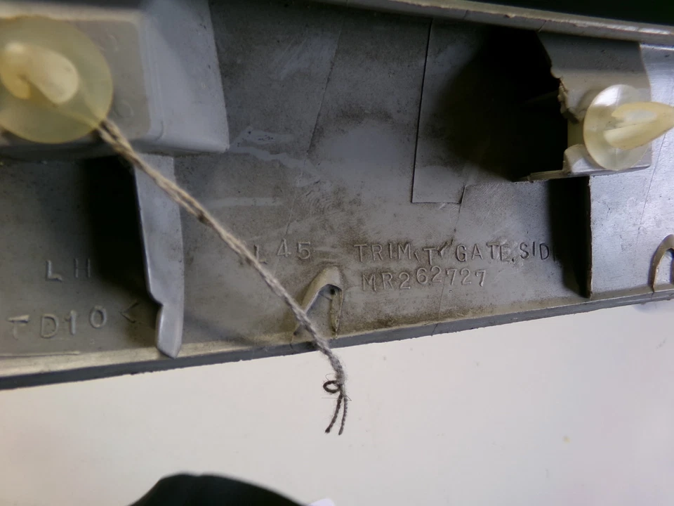 Moldura de tira de acabamento de tampa de porta-malas MR262728 97-03 Mitsubishi Montero Sport MR262727 - Imagem 4 de 4