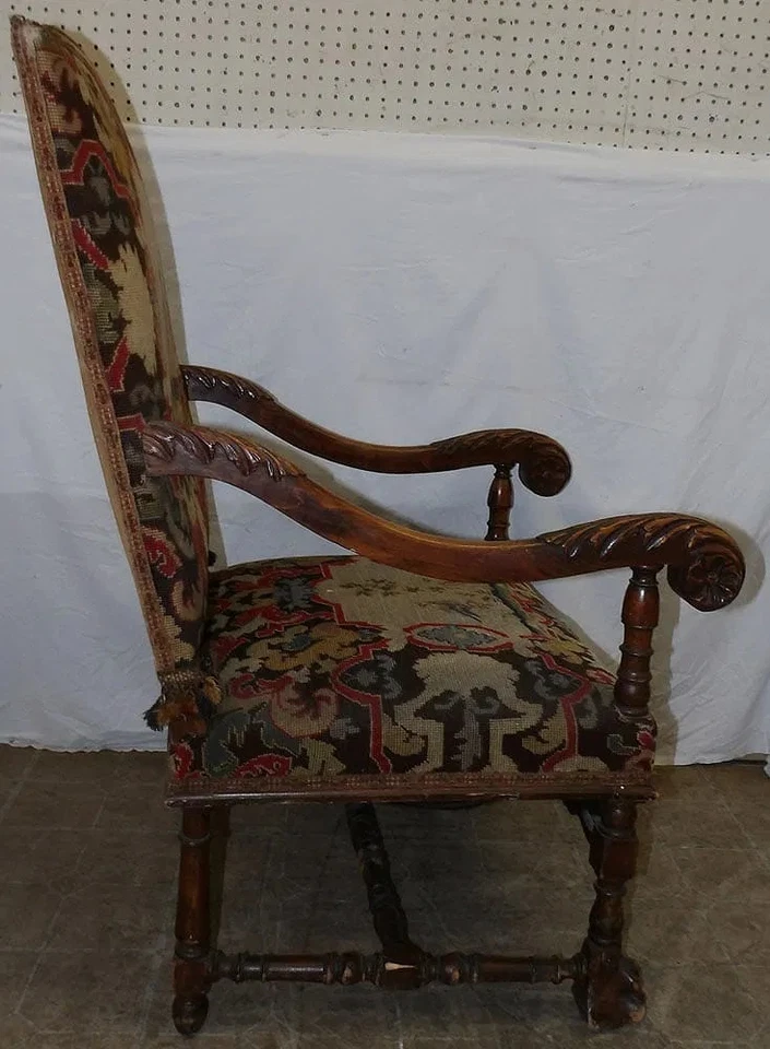 Silla de biblioteca antigua tallada en nogal y punta de aguja tapizada Foto 4 de 4