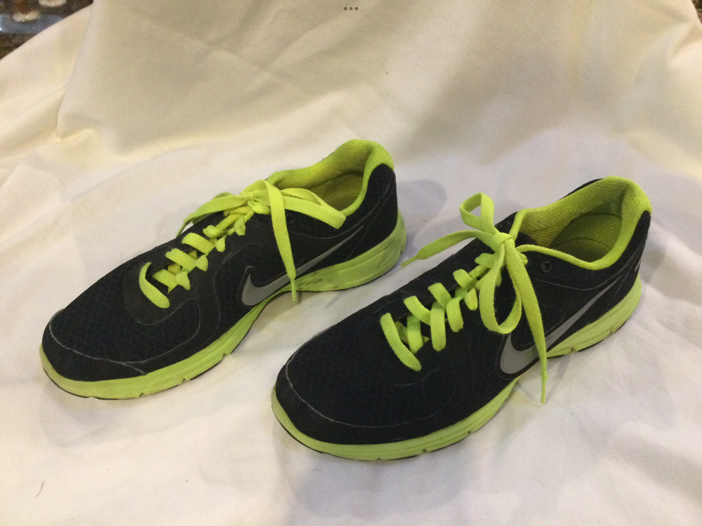 Nike Air Relentless Black Volt Running Shoes - Size 8.5 - EXCELLENT CONDITION