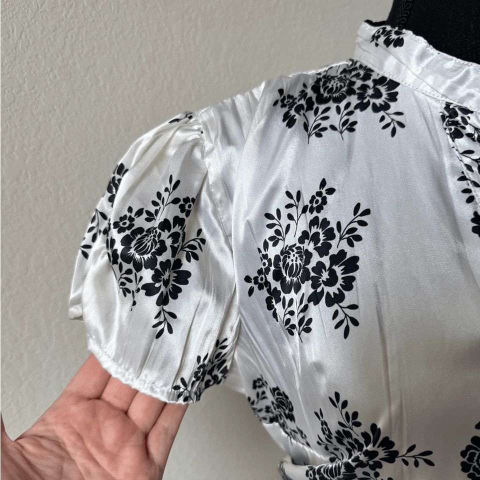 Blusa Quizz Again Floral Satinada Y2K Manga Abullonada Corbata Cintura Romántica Glamour Talla S Foto 3 de 4