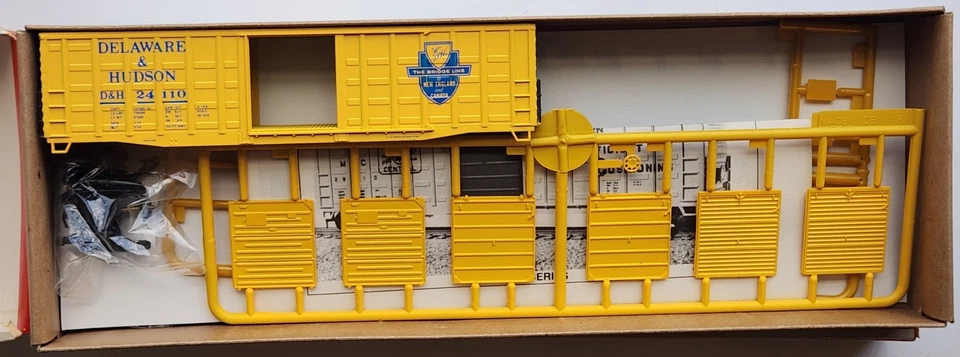 Walthers Delaware & Hudson 3-Pack 50' Waffle Side Box Cars #932-9124 - HO Scale - Image 3 of 4