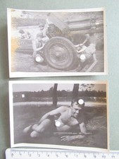 orig. DDR Foto Soldat NVA halb Nackt am Geschütz Kanone Soldat mit Gewehr MPi ?