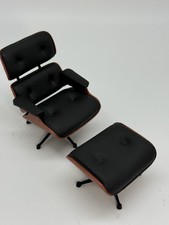 Silla Eames y otomana negra Reac Japón MCM casa de muñecas miniatura