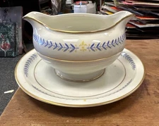 Orleans shape meito china Arcadia Gravy Boat with Attached Underplate