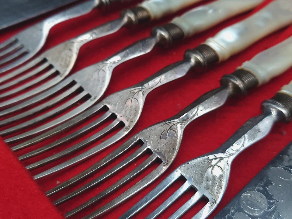 Antikes Besteck-Set, mit Perlmuttgriff, 12-teilig - Bild 4 von 4