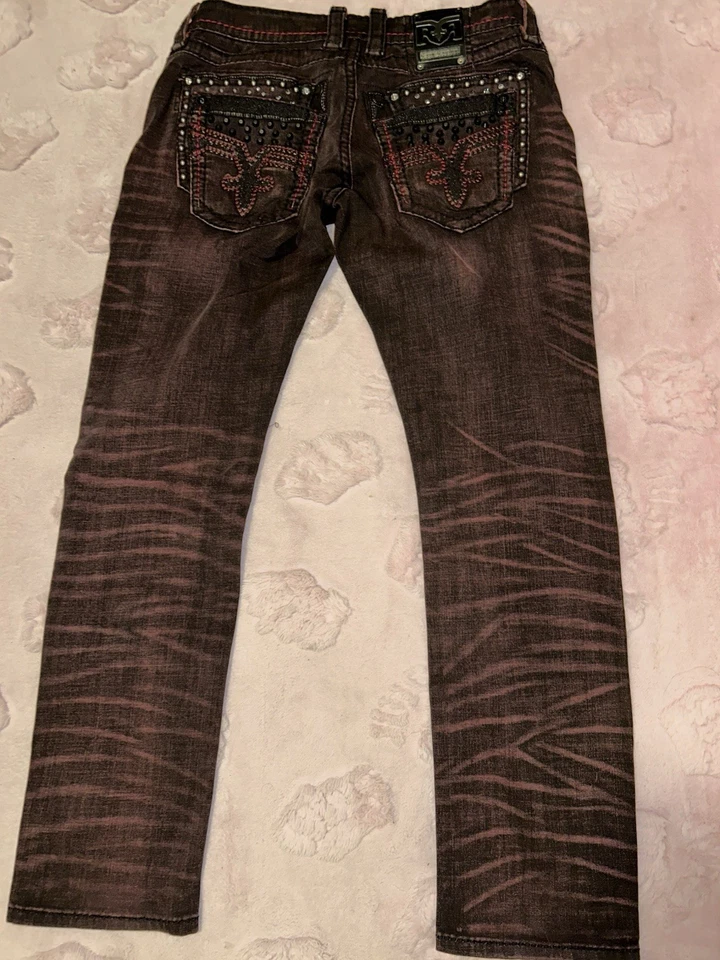 Pantalones de mezclilla rectos ajustados Rock Revival para hombre borgoña remachados, 36" Foto 2 de 4