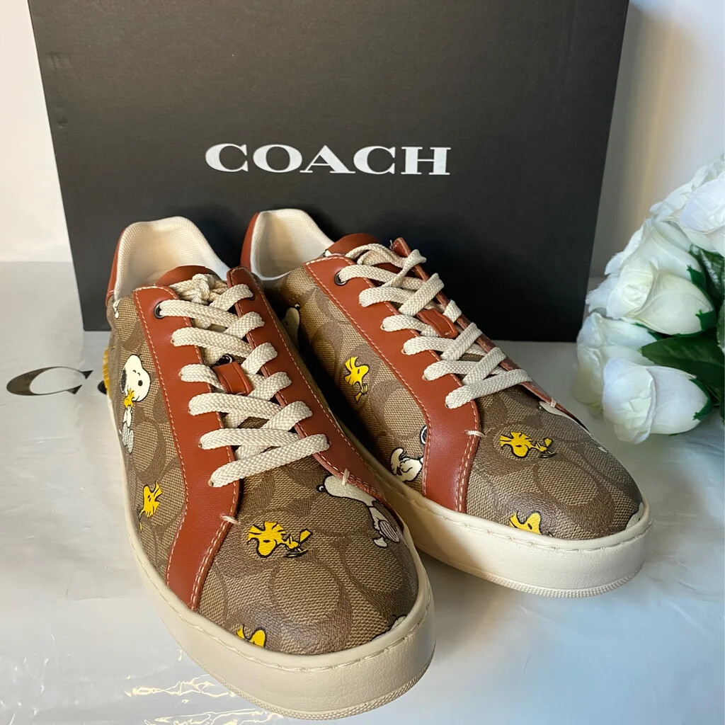COACH x SNOOPYスニーカー ブラウン/レッド COACH® | Coach X Peanuts Clip Low Top Sneaker In Signature